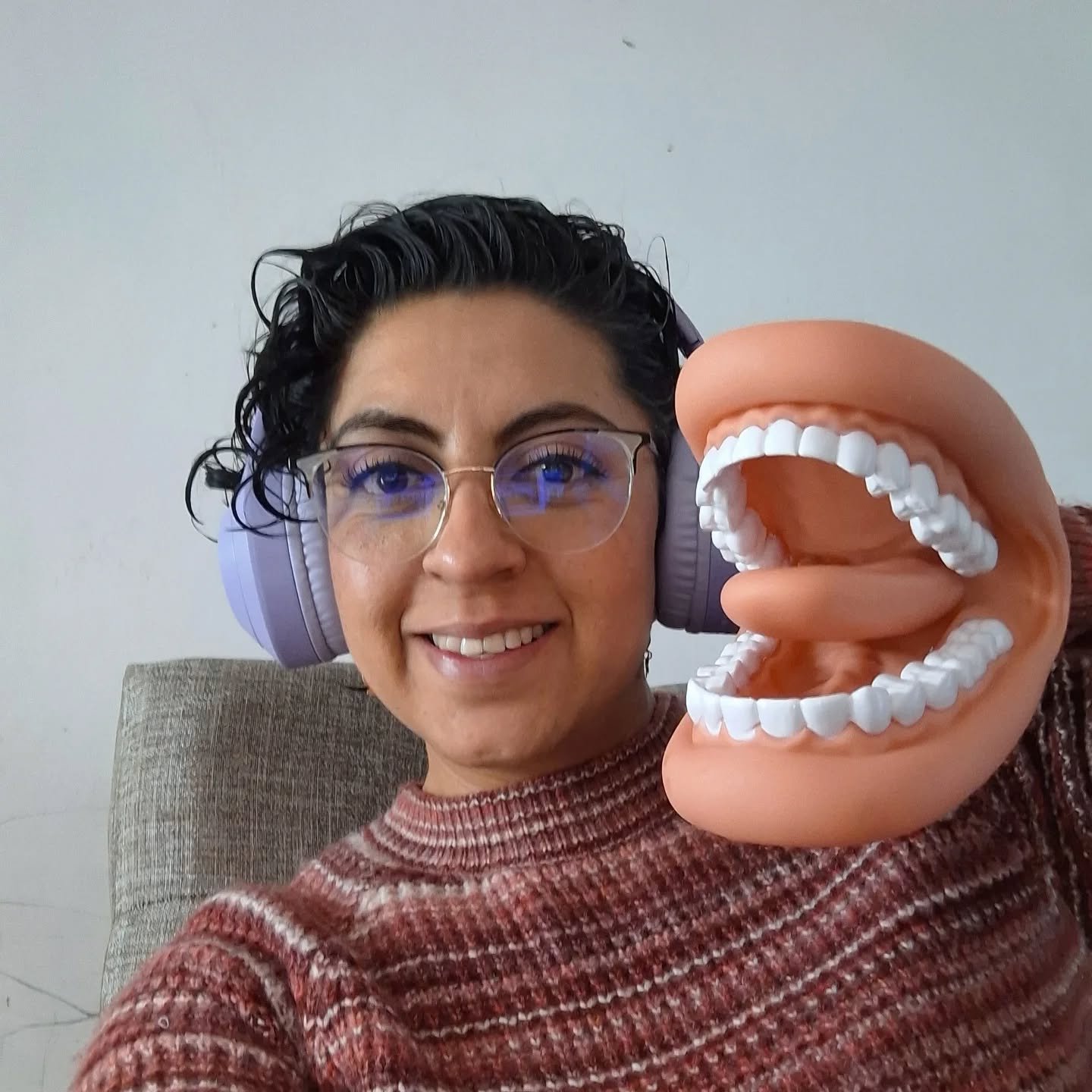 Dra. Lily Martínez con modelo anatómico de deglución